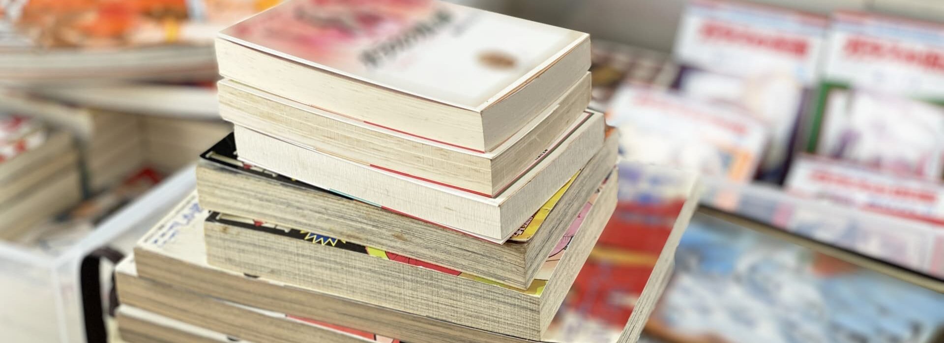 スマホでレンタの電子書籍を読むイメージ。漫画や書籍を都度課金で手軽に利用でき、料金や使い方が分かることを示すビジュアル